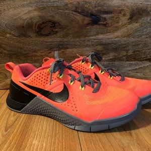 Nike salmon flywire sneaker